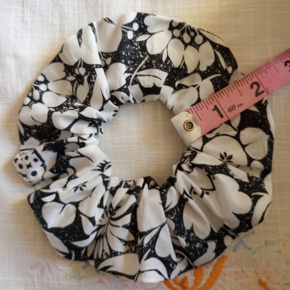 Liberty of London Art Fabric Scrunchie Margot Mary Black and White Floral - Picture 2 of 8